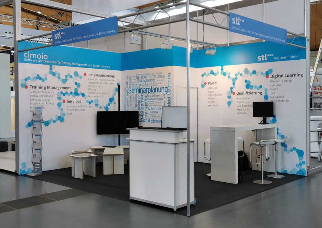 Stand der STL GmbH auf der Learntec 2023 vor Eröffnung der Messe.