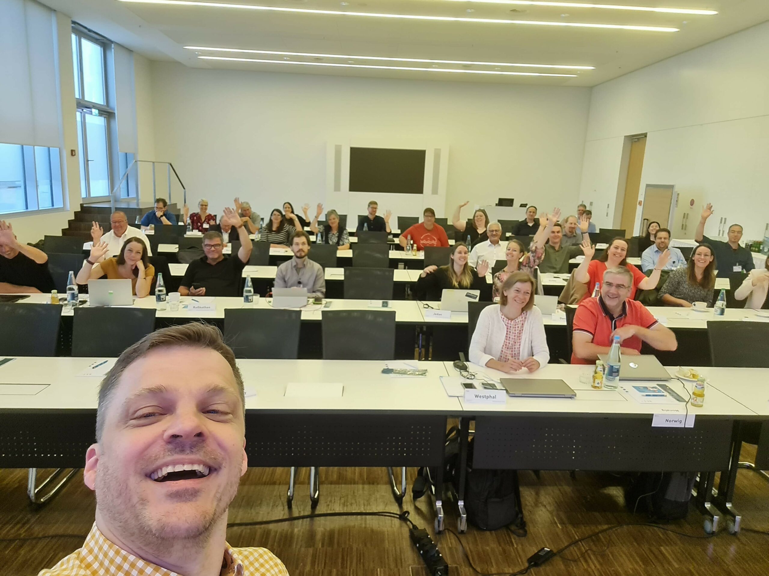 Ein Selfie der Teilnehmenden aus dem Tagungsraum der Sparkassenakademie Baden-Württemberg.