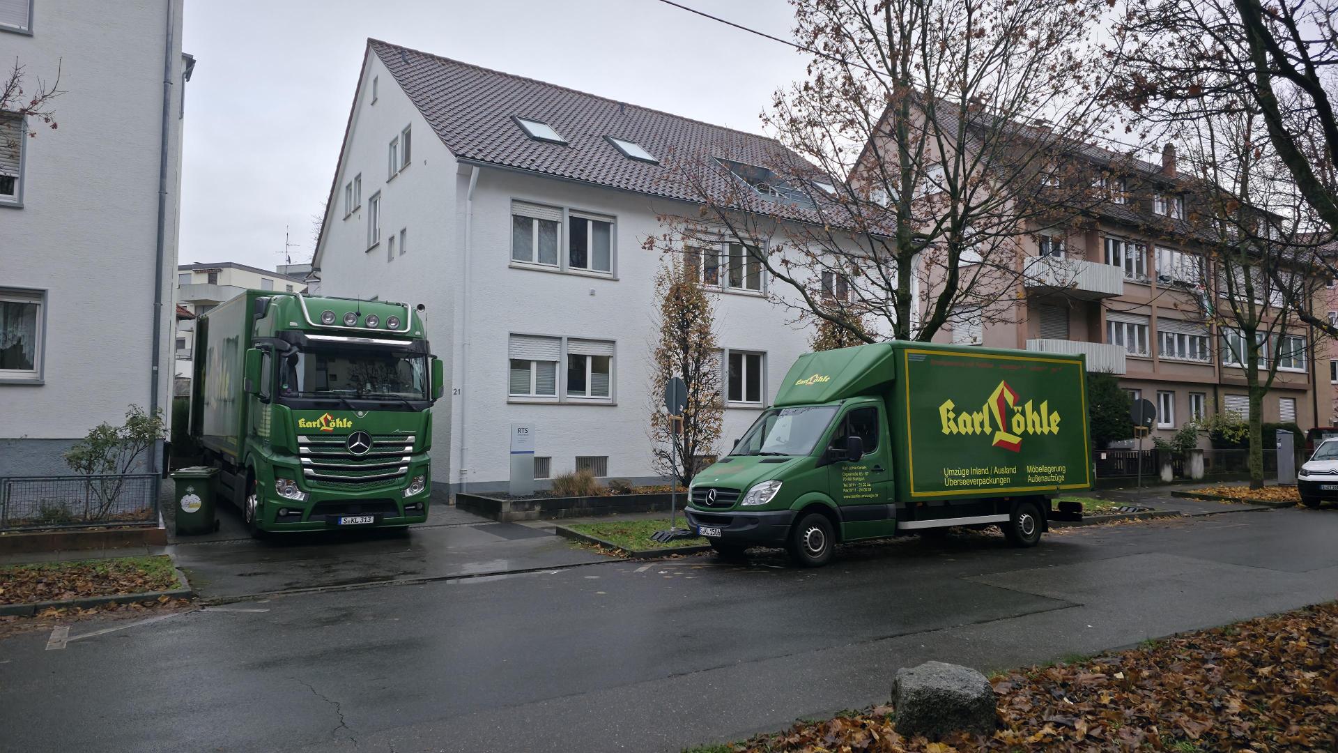 Zwei Umzugswagen der Karl Löhle GmbH vor der Daimlerstrasse 21.